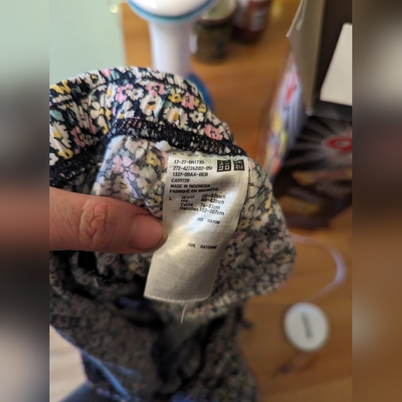 Flowy knee length floral pants - Picture 4 of 5